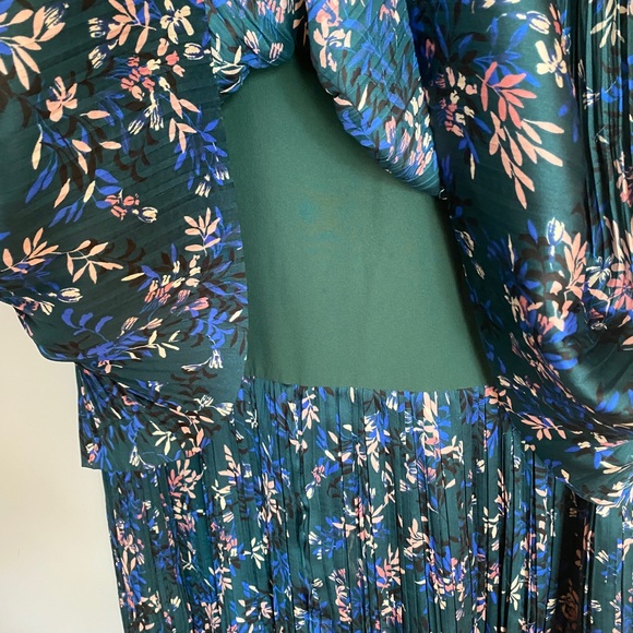 Long black/green, double layer dress with a lace above the waist around it. - Picture 4 of 5